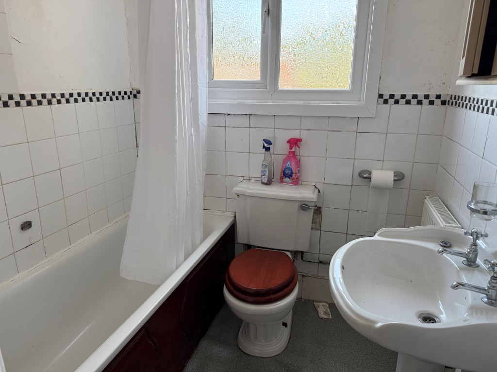 Lot: 37 - TWO-BEDROOM SPLIT-LEVEL FLAT FOR UPDATING WITH PARKING - Flat bathroom with WC & basin